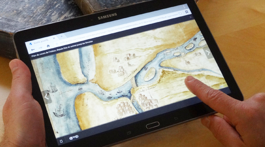 doigt faisant défiler une carte sur tablette